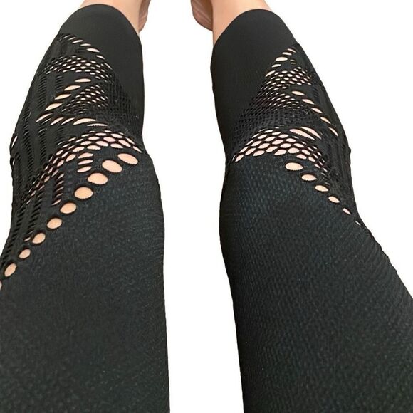 EUC Nux Seamless Black Mesh Textured Crop Legging Yoga Pants - Size Small - Picture 5 of 13